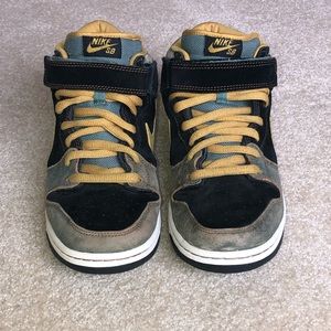 Nike SB Sneakers - Black and Gold